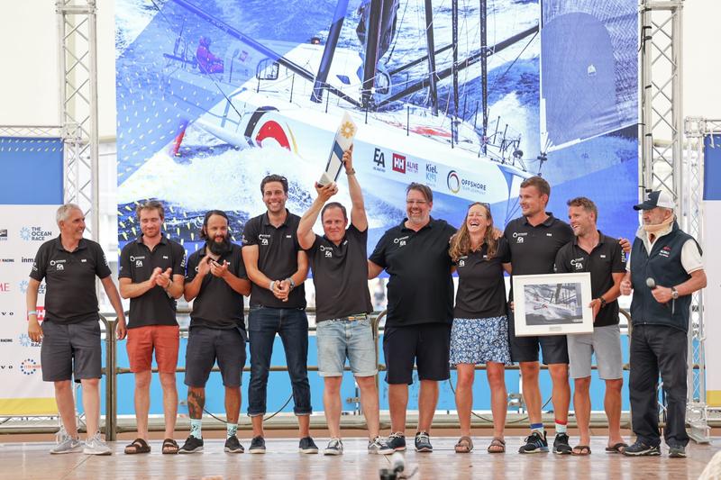 首届世界环球帆船赛欧洲夏季赛总冠军，德国离岸队和米尔普里基金会队！高举奖杯，下一个赛场再见！